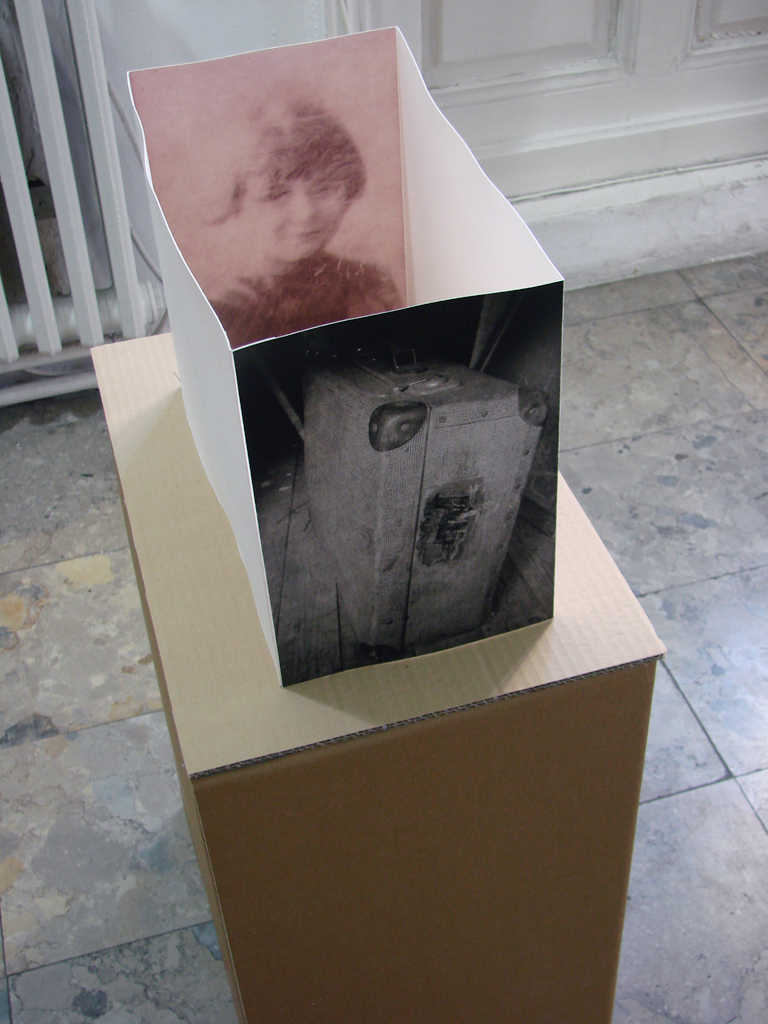 Suitcase II. Fotogravure foldet som rumlig konstruktion.
